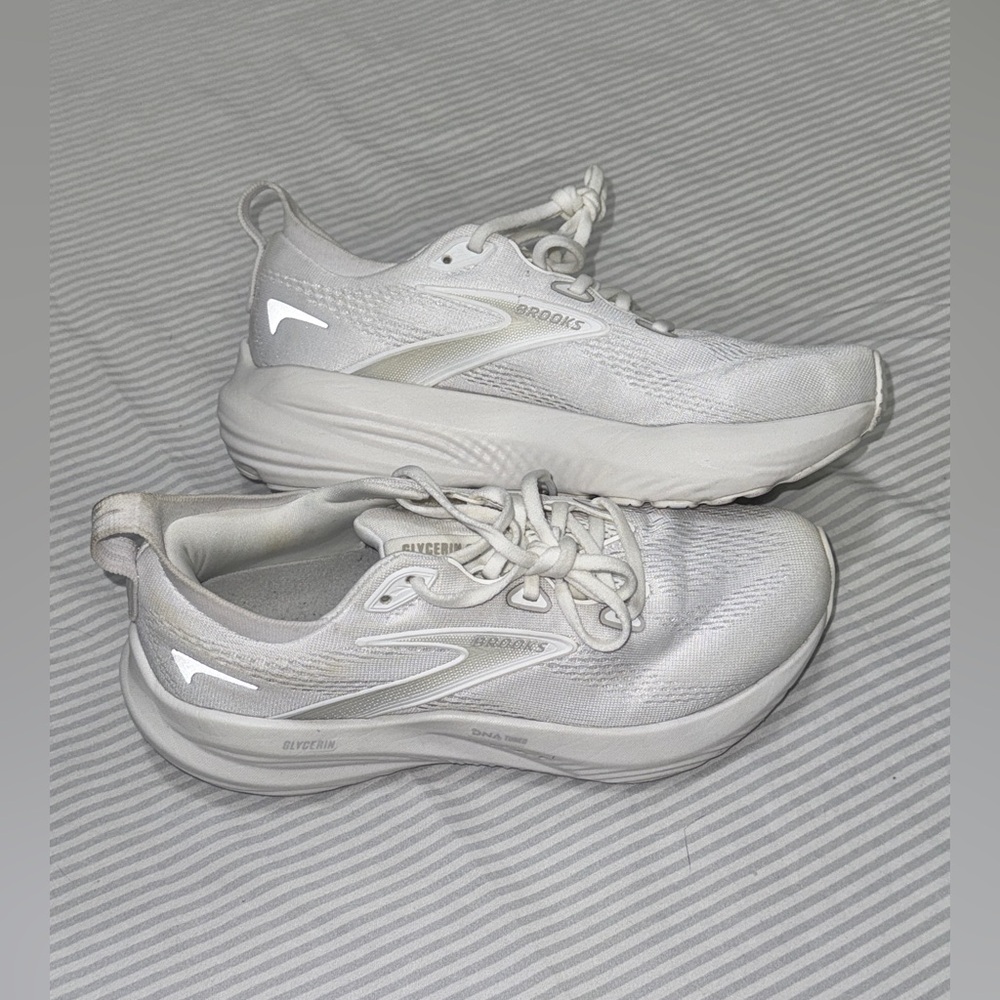 Brooks Womens Glycerin 22 White
Running Shoes size 8